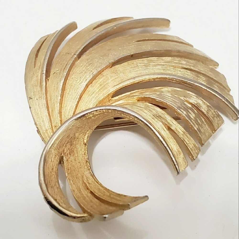 VINTAGE SIGNED TORINO GOLD TONE 2” BRUSHED OIN BROOCH 🌴